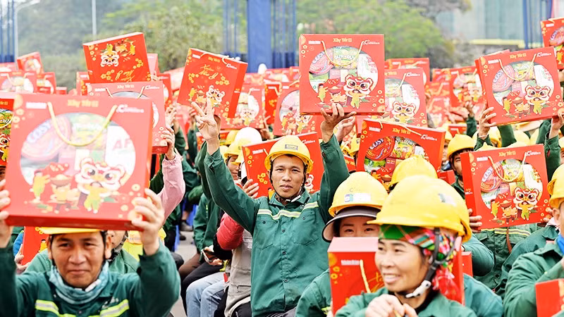 Người lao động hạnh phúc với Chương trình Xây Tết do Báo Nhân Dân phối hợp tổ chức. Ảnh: BẢO LONG