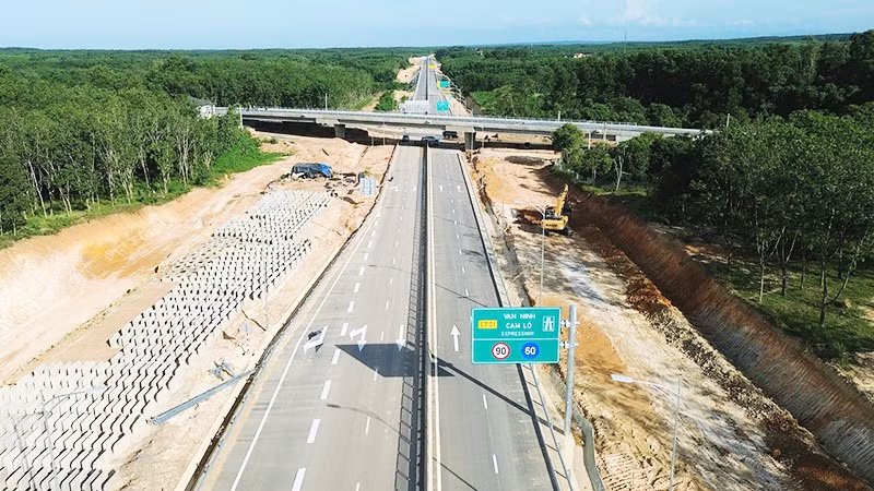 Cao tốc Vạn Ninh - Cam Lộ sẵn sàng thông xe vào dịp 19/8 tới đây.
