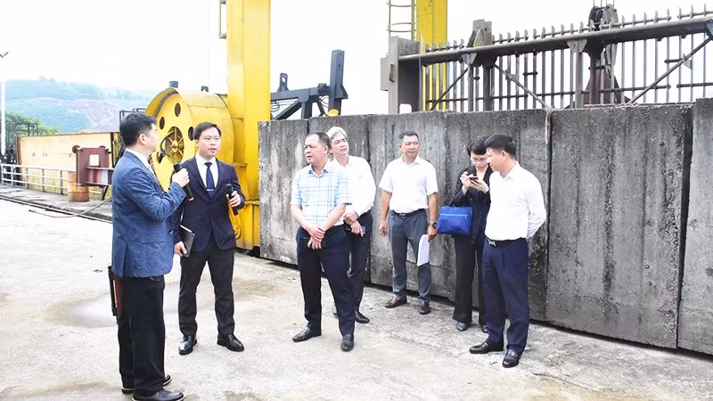 Đại biểu Nhật Bản tham quan mô hình quản lý lũ trên sông Hương.