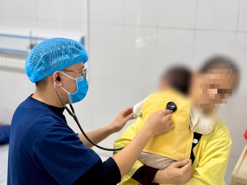 Bệnh nhi mắc cúm A điều trị tại Bệnh viện Nhiệt đới Trung ương. Ảnh: THANH SƠN
