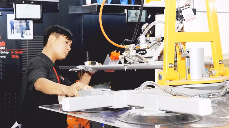 Các doanh nghiệp chế biến chế tạo chú trọng đầu tư máy móc công nghệ để tăng năng suất. Ảnh: NAM NGUYỄN