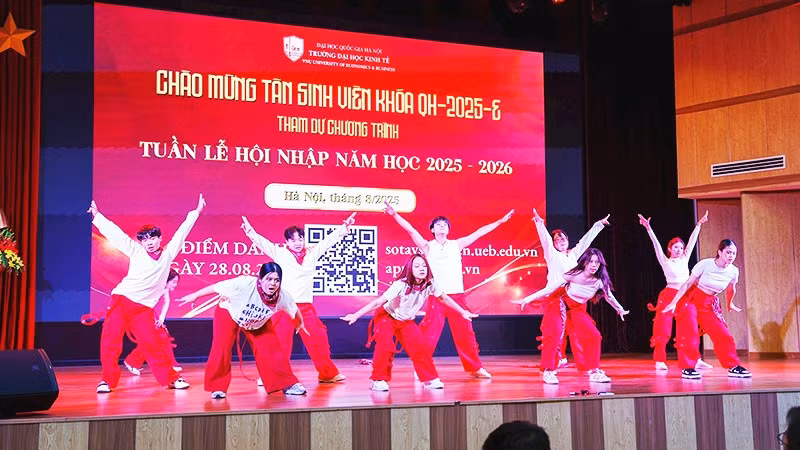 Hoạt động văn nghệ chào đón tân sinh viên của Trường đại học Kinh tế - Đại học Quốc gia Hà Nội.