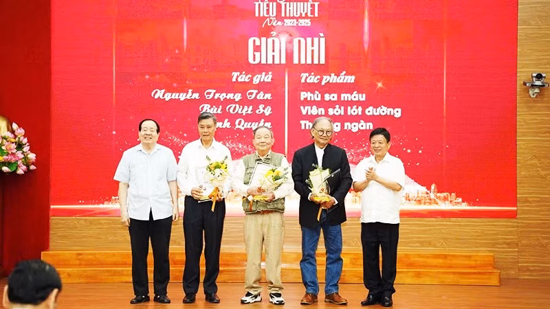 Trao Giải nhì cho các tác giả trong cuộc thi tiểu thuyết của Thời báo Văn học Nghệ thuật.