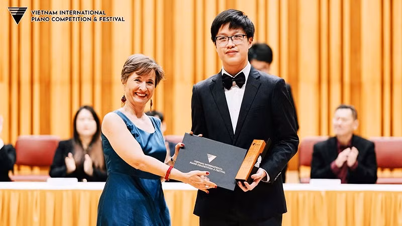 Thí sinh Nguyễn Đức Kiên đạt Giải ba - bảng thi dành cho Nghệ sĩ và đạt giải Thí sinh Việt Nam xuất sắc nhất.