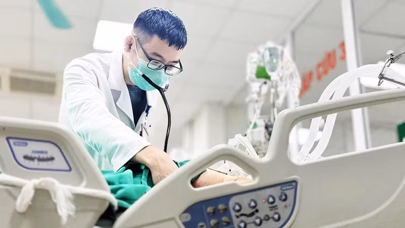 Một ca trực của bác sĩ nội trú tại BV Bệnh Nhiệt đới Trung ương. Ảnh: AN NHƯ