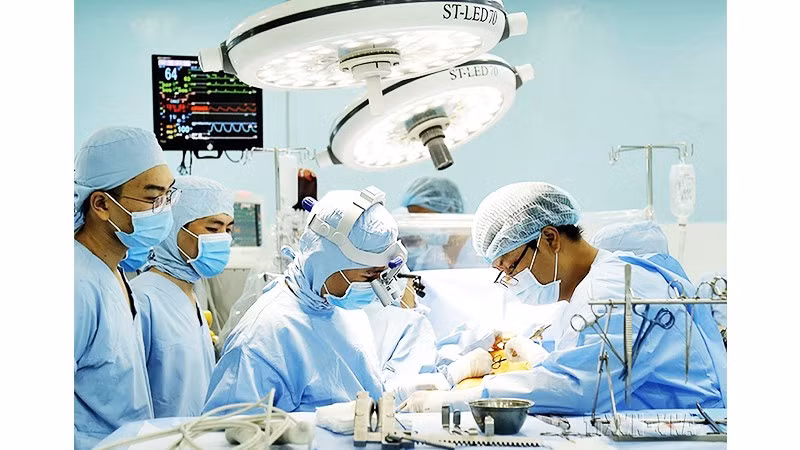 Nhiều bệnh viện trung ương đã làm chủ, triển khai thường quy các kỹ thuật điều trị tim hàng đầu thế giới. Ảnh: TTXVN 
