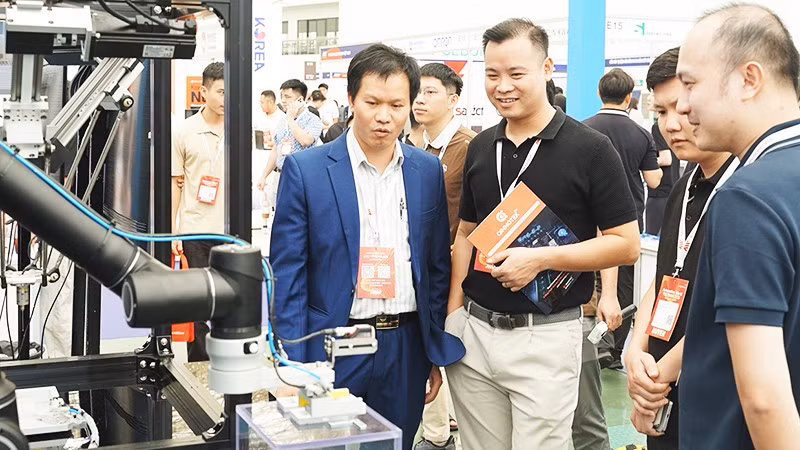 Robot hàn chíp điện tử được các doanh nghiệp quan tâm. Ảnh: NAM ANH