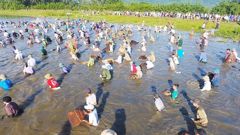 Tát ao ăn Tết