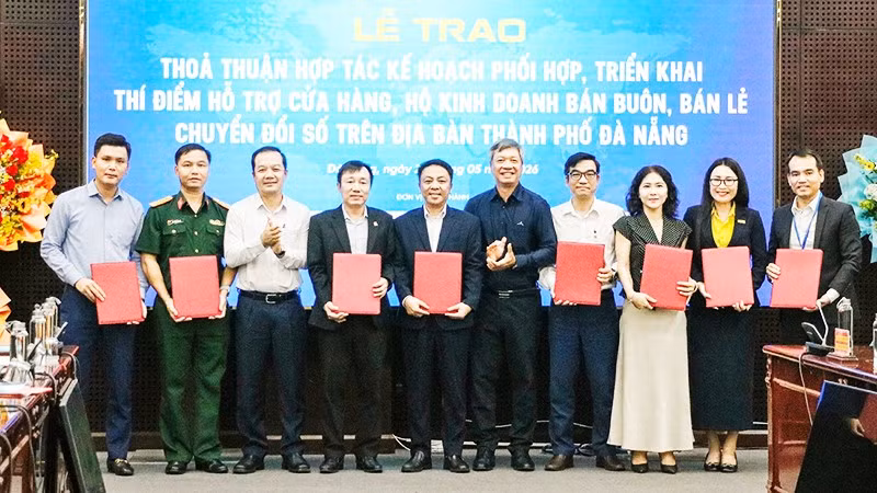 Đại diện các đơn vị đồng hành nhận quyết định triển khai chương trình.