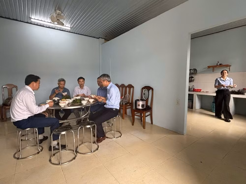 Bữa ăn trưa tự nấu của cán bộ đang công tác tại xã A Lưới 4 (TP Huế).