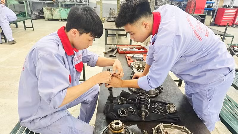 Thực hành nghề cơ khí tại Trường cao đẳng Cơ điện Hà Nội.