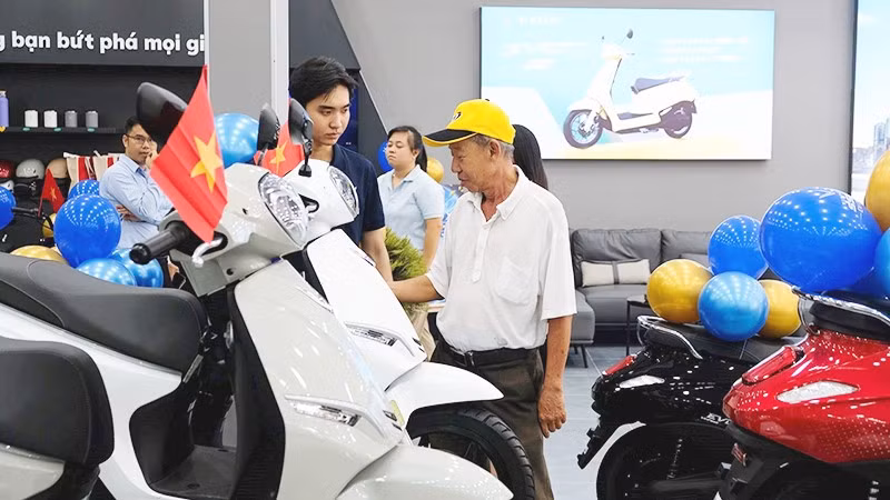 Người tiêu dùng đô thị ngày càng quan tâm nhiều đến xe máy điện.