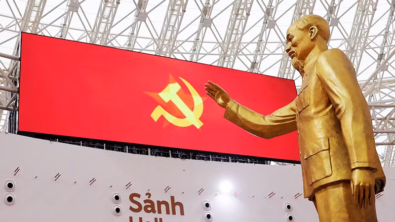 Tượng Chủ tịch Hồ Chí Minh trong khu Triển lãm chuyên đề “95 năm Cờ Đảng soi đường”. Ảnh: KHIẾU MINH