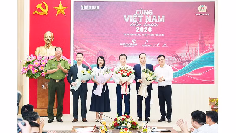 "Cùng Việt Nam tiến bước"