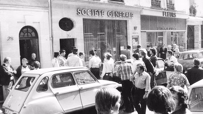 Khung cảnh hỗn loạn bên ngoài ngân hàng Societe Generale sau khi bị trộm. Ảnh: GETTYIMAGES