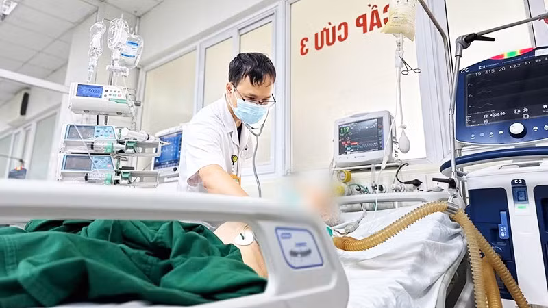 Một ca cấp cứu bệnh nhân sốc nhiệt tại Bệnh viện Lão khoa Trung ương. 