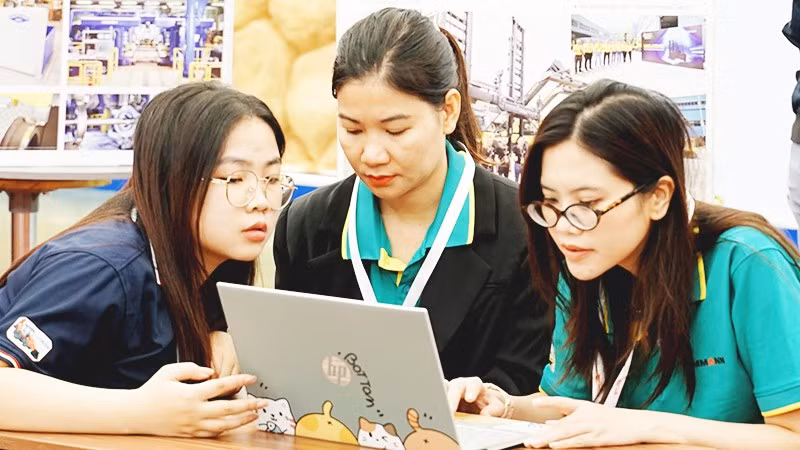 Không ít người vẫn coi việc sử dụng các sản phẩm phim ảnh, âm nhạc cho đến phần mềm máy tính miễn phí là điều bình thường. Ảnh: NAM ANH