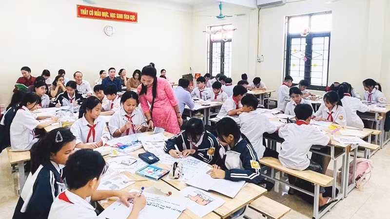 Cô và trò Trường tiểu học và THCS Phú Cường, tỉnh Hưng Yên.