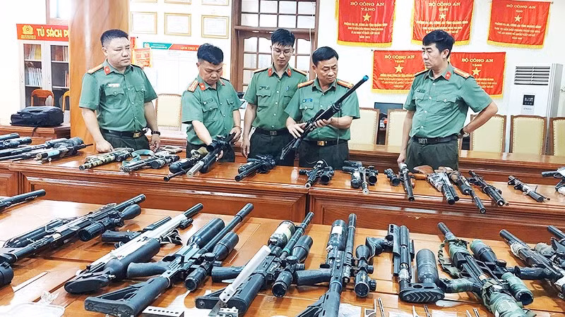 Đại tá Lê Văn Hóa, Phó Giám đốc, Thủ trưởng Cơ quan An ninh điều tra Công an tỉnh Quảng Trị mô tả về các loại súng vừa thu giữ trong chuyên án.