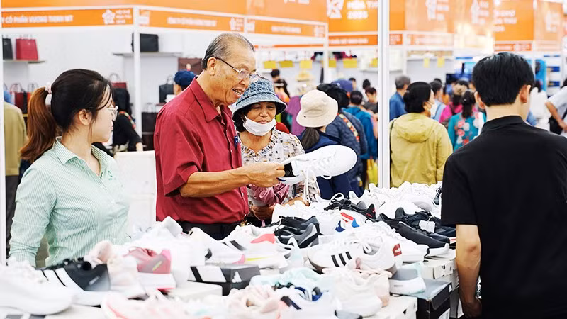 Sản phẩm giày thể thao được nhiều người tiêu dùng quan tâm. Ảnh: NAM ANH