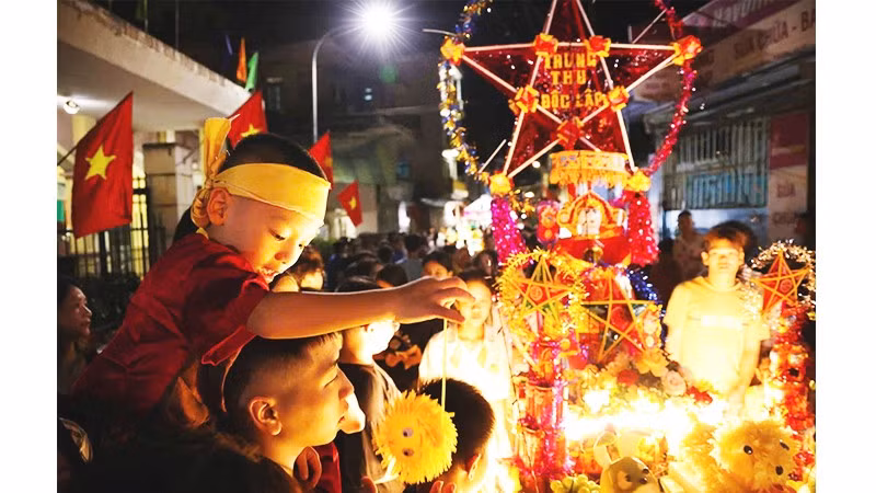 Cứ đến những ngày gần Trung thu, các đường làng ngõ xóm thôn Cao Hạ, người già trẻ nhỏ lại háo hức “phá cỗ sớm”.