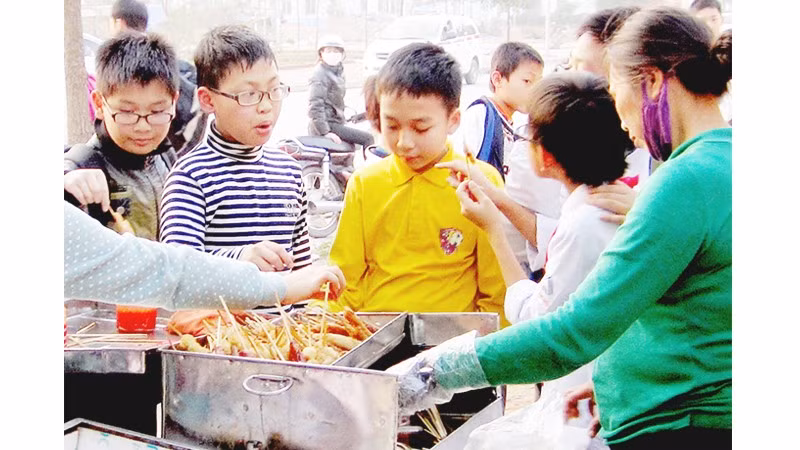 Nhiều món ăn vỉa hè tiềm ẩn nguy cơ mất an toàn vệ sinh thực phẩm. Ảnh: HẢI NAM