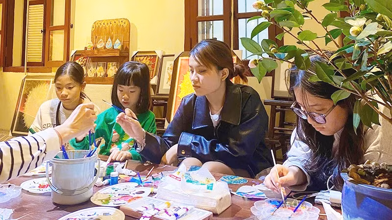 Các bạn trẻ trải nghiệm sáng tạo với lá bồ đề.