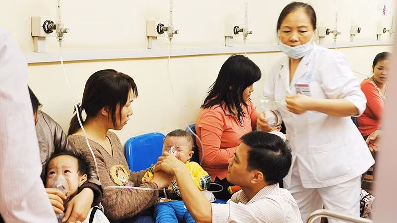 Điều trị bệnh về hô hấp tại Bệnh viện Nhi Trung ương. Ảnh: NGUYỆT ANH