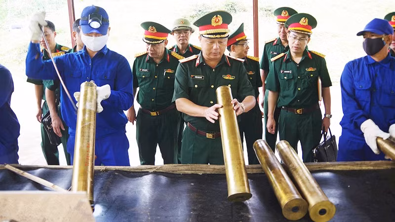 Kiểm tra công tác tại khu xử lý đạn.