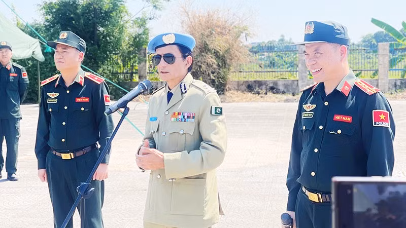 Ông Faisal Shahkar (giữa).