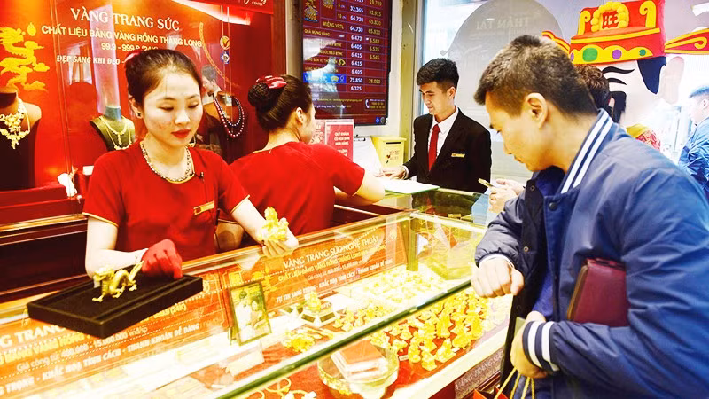 Vàng cũng là một kênh đầu tư có khả năng sinh lời, do đó việc đánh thuế lợi nhuận từ vàng là hợp lý và cần thiết. Ảnh: NGUYỄN DŨNG