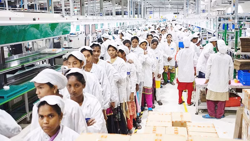 Công nhân làm việc tại một nhà máy dệt may của Ấn Độ. Ảnh: THE ECONOMIST