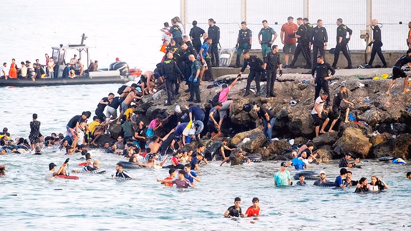 Người di cư trái phép tới lãnh thổ Ceuta thuộc Tây Ban Nha. Ảnh: EUROPA PRESS