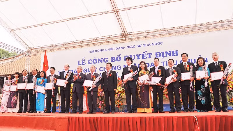 Lễ trao quyết định và chứng nhận đạt chuẩn Giáo sư và Phó Giáo sư. Ảnh: NAM NGUYỄN