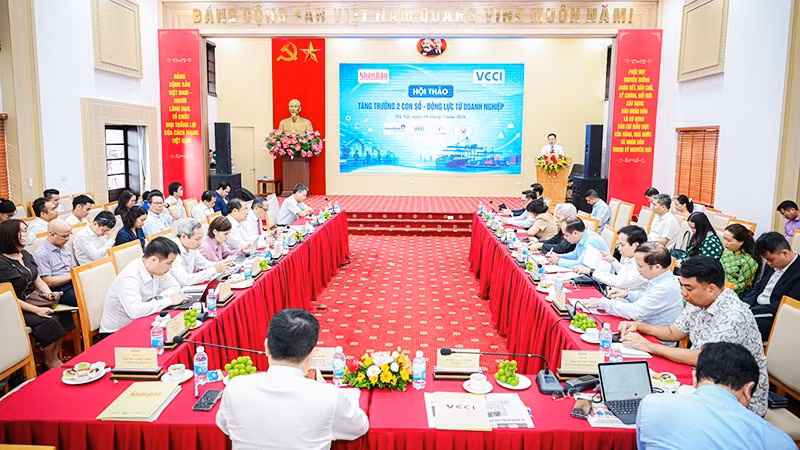 Toàn cảnh Hội thảo “Tăng trưởng 2 con số - Động lực từ doanh nghiệp” do Báo Nhân Dân phối hợp Liên đoàn Thương mại và Công nghiệp Việt Nam (VCCI) tổ chức.