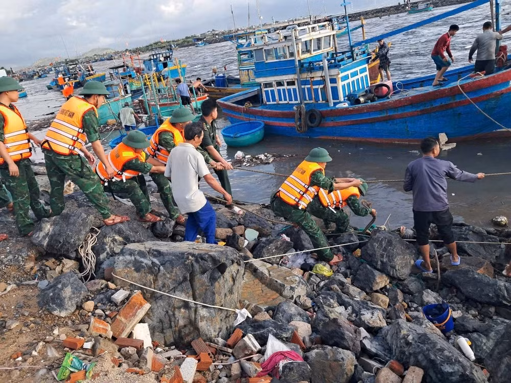Lực lượng chức năng trục vớt các tàu cá tại cảng Liên Hương (xã Liên Hương, Lâm Đồng).