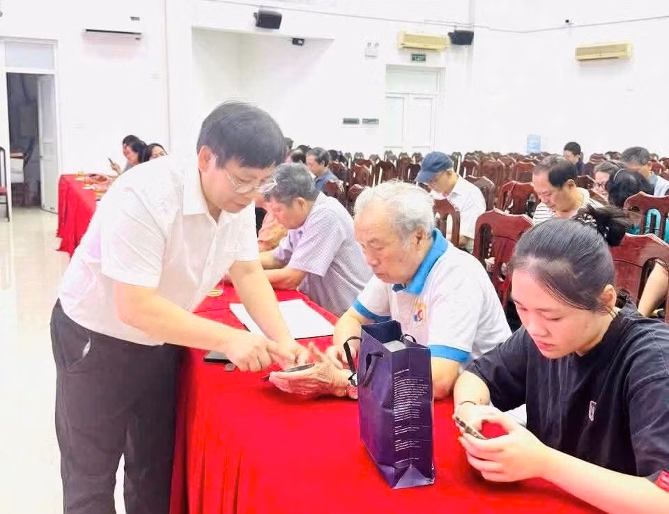 Hướng dẫn tri thức, kỹ năng số cho người cao tuổi.
