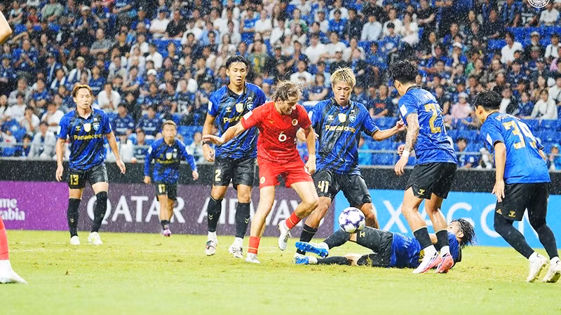 Pha bóng trong trận CLB Công an Hà Nội (CAHN) gặp CLB Gamba Osaka. Ảnh: VFF