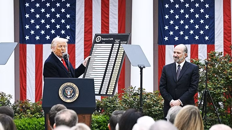Tổng thống Trump (trái) công bố bảng thuế đối ứng với các nước hồi tháng 4 vừa qua. Ảnh: AFP