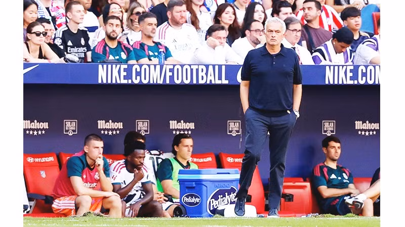 Thay vì nói về chiến thuật, Jose Mourinho phàn nàn về trọng tài sau trận thua.
