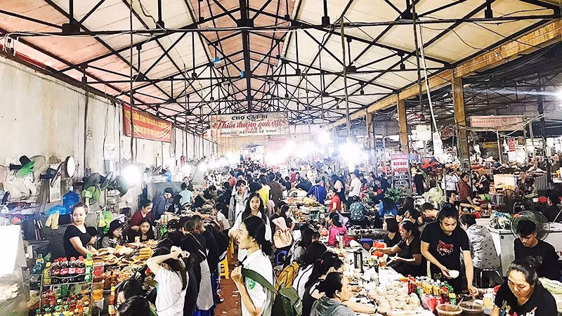 Một góc hàng quà chiều trong chợ Cát Bi.