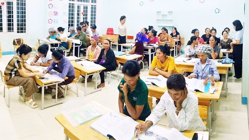 Lớp học xóa mù chữ ở bản La Trọng 1, xã Dân Hóa (Quảng Trị).