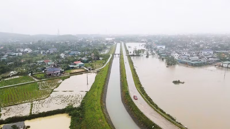 Mức nước lũ chênh lệch từ 0,8-1 m giữa hai bên kênh chính Kẻ Gỗ (Hà Tĩnh).