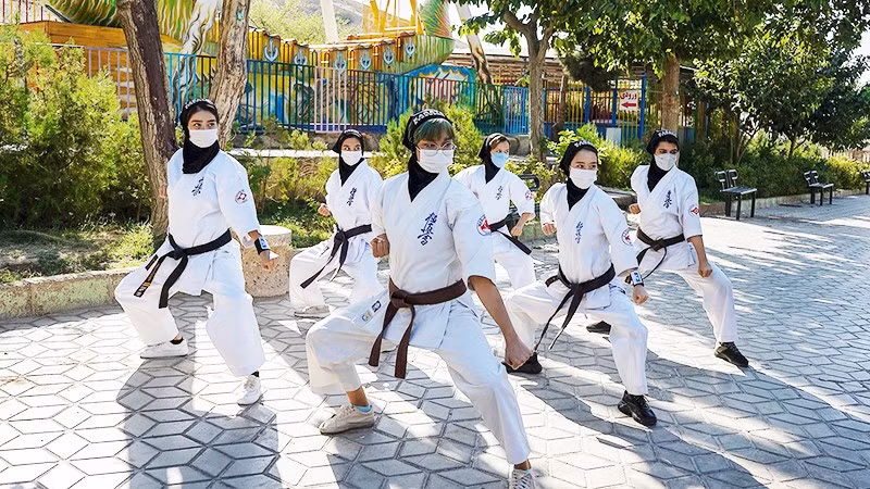 Một buổi tập luyện của ba chị em Jafari và các học viên. Ảnh: THE GUARDIAN