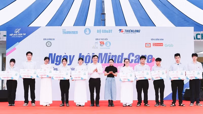Trao học bổng “Tiếp sức đến trường” cho học sinh khó khăn trước thềm kỳ thi quan trọng.