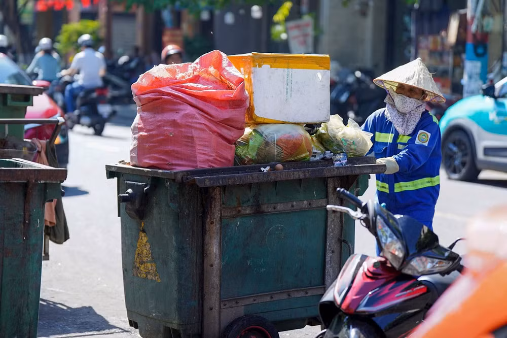 Công nhân vệ sinh môi trường hằng ngày phải xử lý một lượng rác lớn nhưng thu nhập không cao.