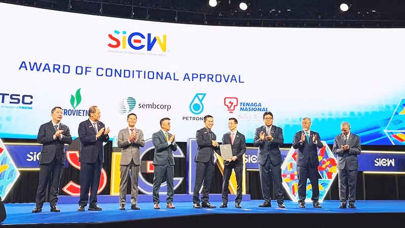 EMA trao văn bản Chấp thuận có điều kiện để nhập khẩu điện từ Việt Nam tại phiên khai mạc SIEW 2026.