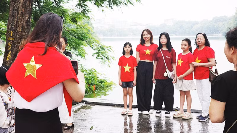 Người dân trong không khí thanh bình của ngày Tết Độc lập. Ảnh: ANH QUÂN