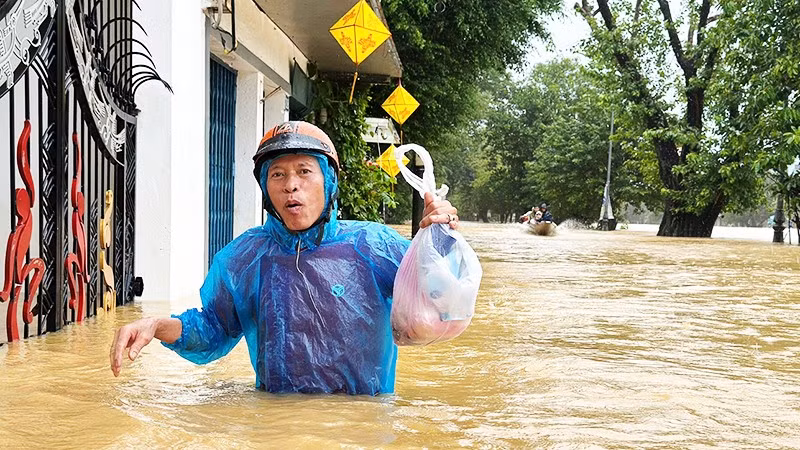 Trận mưa lụt tháng 10 vừa qua đã gây thiệt hại nặng nề cho người dân TP Huế.