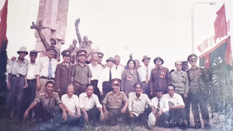Kỷ niệm chiến thắng Sông Lô tại Đoan Hùng - Phú Thọ năm 1997. Ảnh tư liệu gia đình ông Đỗ Thiện - cán bộ tác chiến pháo binh Khu 10